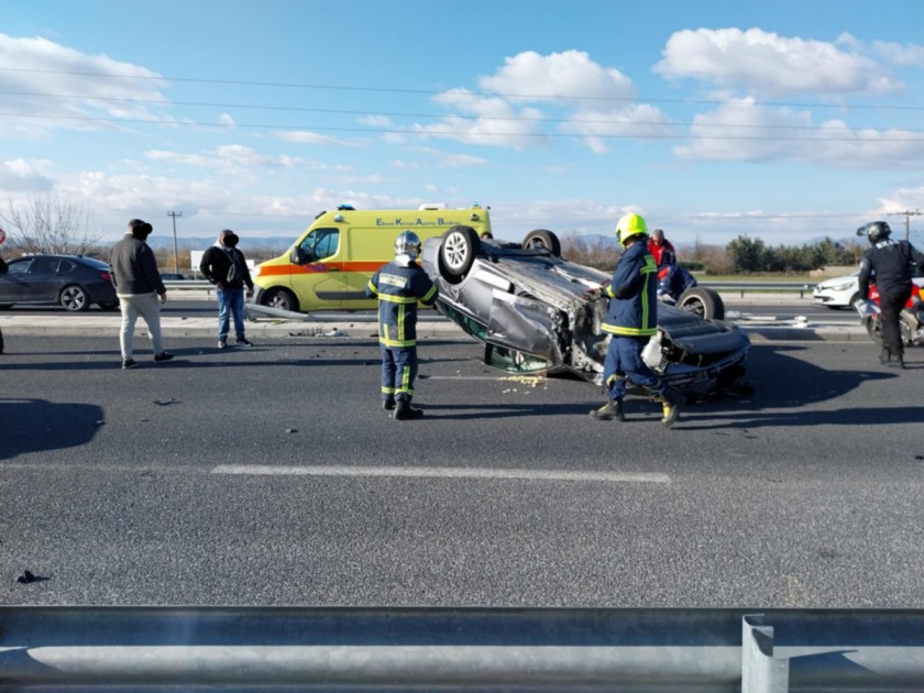 Tρομακτικό τροχαίο στη Λάρισα: «Τούμπαρε» αυτοκίνητο - 4 άτομα στο νοσοκομείο (ΦΩΤΟ)