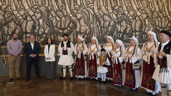 Τα πρωτοχρονιάτικα κάλαντα άκουσε και ο Δημήτρης Κουτσούμπας