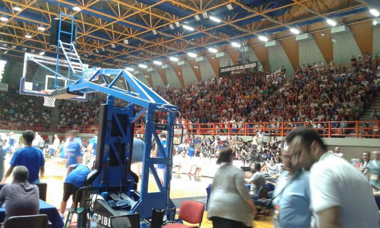 "Μπάνιο" στον ιδρώτα έκαναν οι φίλαθλοι στο "Τόφαλος"