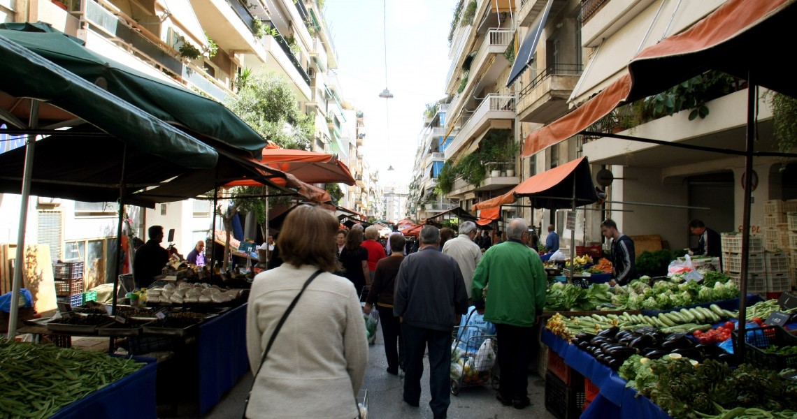 Πάτρα: Κλιμάκιο του ΠΑΣΟΚ στην λαϊκή αγορά της Καραϊσκάκη