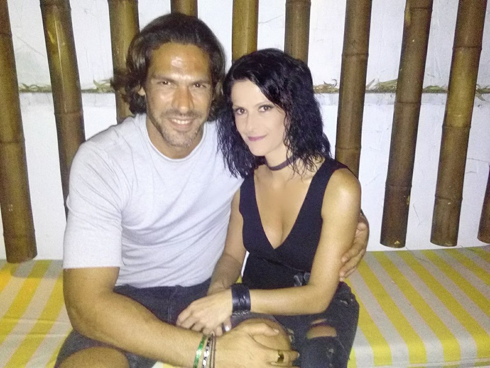 ...Ποιός είναι δίπλα στην Φαύστα;