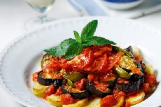 Ψητά λαχανικά με σάλτσα από γιαούρτι και ταχίνι