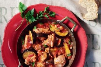 Κοκκινιστές αρνίσιες μπουκίτσες με μελιτζάνες