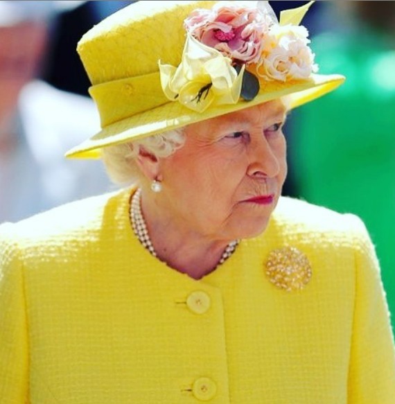 Που καταλήγουν όλα τα φαντεζί συνολάκια της βασίλισσας Ελισάβετ;