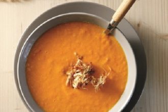 Κρύα σούπα με ντομάτα και πιπερόριζα