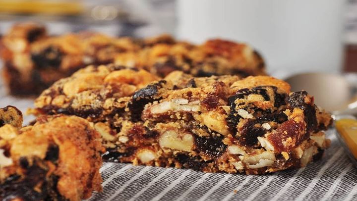 Λαχταριστό κέικ βρώμης με αποξηραμένα φρούτα