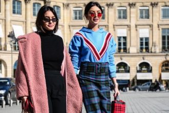 Η λεπτομέρεια στα ανοιξιάτικα φορέματα που αναδεικνύει και ψηλώνει τον λαιμό