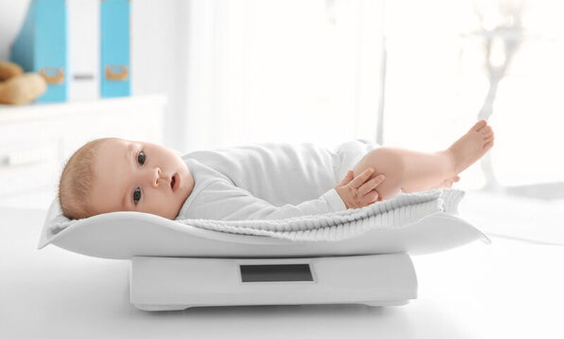 Βάρος μωρού: Τι είναι φυσιολογικό και τι πρέπει να προσέξετε