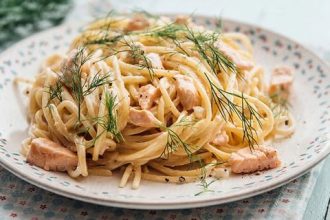 Μακαρονάδα με σολομό και κρέμα γάλακτος