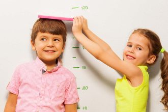 Ύψος: Η διατροφή που κόβει πόντους από το ανάστημα των παιδιών και αποδυναμώνει τα οστά