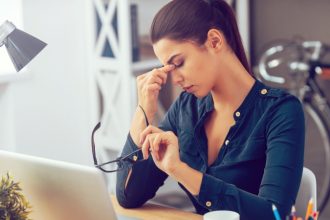 Είστε διαρκώς κουρασμένοι; Οι δύο «αθώες» συνήθειες που ρουφούν την ενέργειά σας