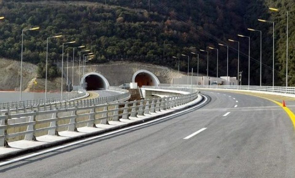 Πάτρα: Πετούσαν πέτρες σε διερχόμενα οχήματα, από γέφυρα της Περιμετρικής