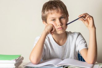 Ο «παραδοσιακός» τρόπος που κάνει το παιδί καλύτερο μαθητή