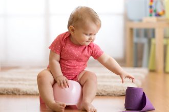 Τι κρύβει μια βρεφική πάνα: Όχι (μόνο) αυτό που νομίζετε