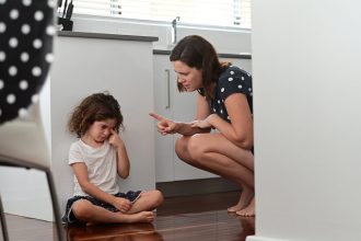 Από αγγελούδι… παλιόπαιδο: Πέντε λόγοι που το παιδί σας φέρνει σε απόγνωση – Τι να κάνετε