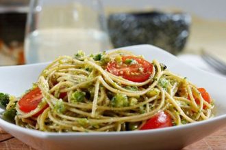 Σπαγγέτι με πέστο και ντοματίνια