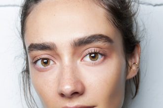 Φτιάξε την πιο εύκολη μάσκα για να περιποιηθείς τα φρύδια σου