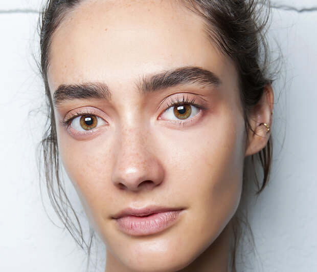 Φτιάξε την πιο εύκολη μάσκα για να περιποιηθείς τα φρύδια σου