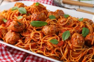 Σπαγγέτι με κοκκινιστούς κεφτέδες