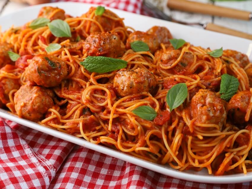 Σπαγγέτι με κοκκινιστούς κεφτέδες