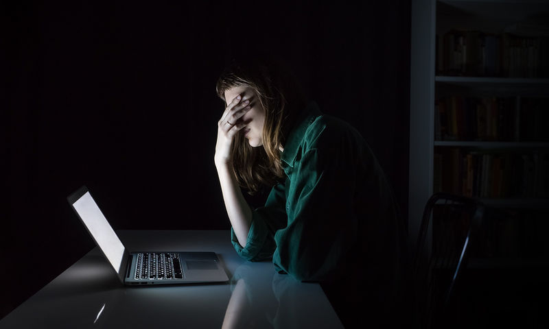 Βραδινό άγχος: Γιατί είναι χειρότερο για την υγεία