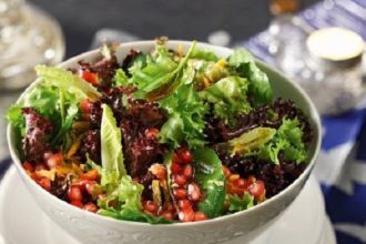 Σαλάτα γιορτινή με dressing από πετιμέζι και βαλσαμικό