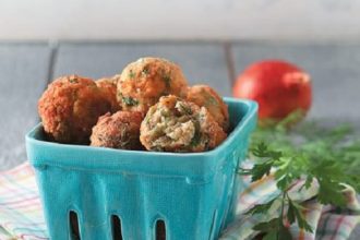 Κροκέτες μπακαλιάρου με μπαγιάτικο ψωμί