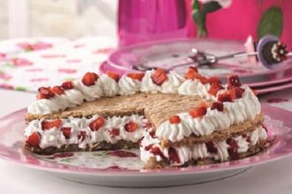 Τούρτα dacquoise καρύδας με κρέμα σαντιγί και φράουλες