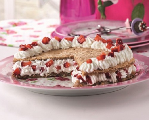 Τούρτα dacquoise καρύδας με κρέμα σαντιγί και φράουλες