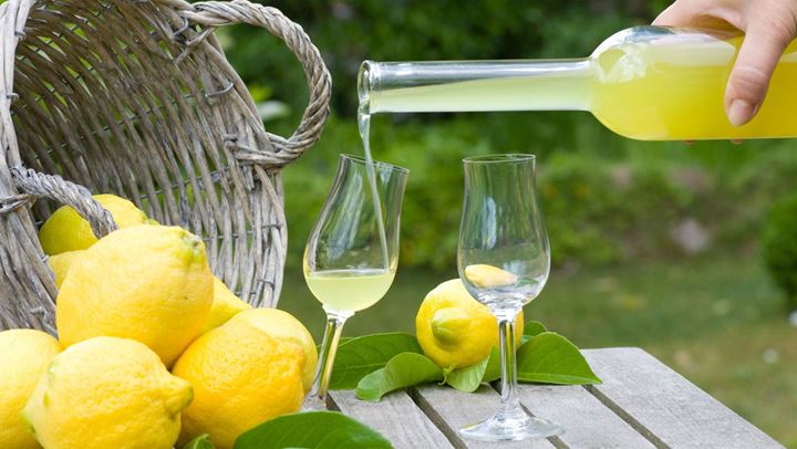 Σπιτικό limoncello για δροσερά βράδια στο μπαλκόνι!