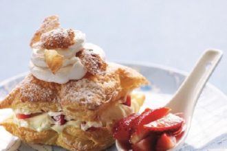 Μιλφέιγ αρωματισμένο με μαστίχα Χίου και φράουλες