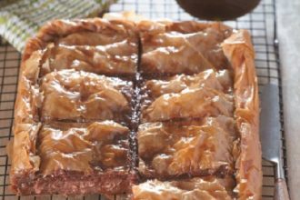 Γαλακτομπούρεκο με σοκολατένιο φύλλο κρούστας