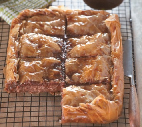 Γαλακτομπούρεκο με σοκολατένιο φύλλο κρούστας