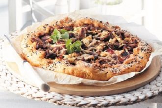 Ανοιχτή πίτα με γύρο αρνιού, φέτα και σάλτσα πιπεριάς