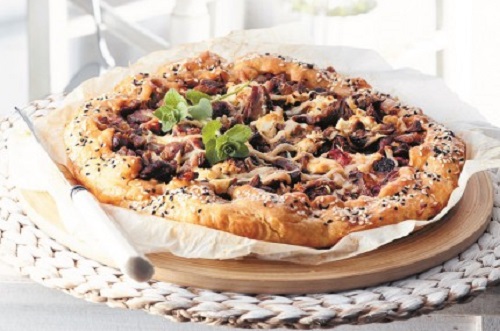 Ανοιχτή πίτα με γύρο αρνιού, φέτα και σάλτσα πιπεριάς