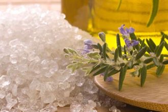 DIY: Scrub με αλάτι και ελαιόλαδο για το πρόσωπο!