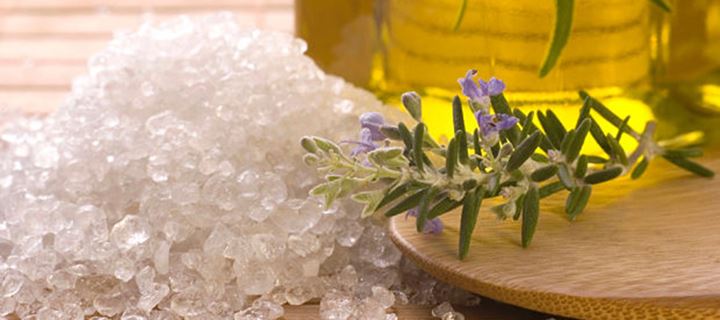 DIY: Scrub με αλάτι και ελαιόλαδο για το πρόσωπο!