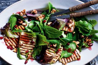 Δροσιστική σαλάτα με μαρούλι και χαλούμι