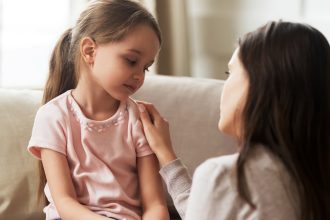 Πώς συζητάμε τις άσχημες ειδήσεις με τα παιδιά