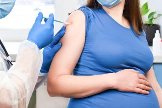 Κύηση - Κορωνοϊός: Ποιος είναι ο κίνδυνος για την εγκεφαλική ανάπτυξη του μωρού