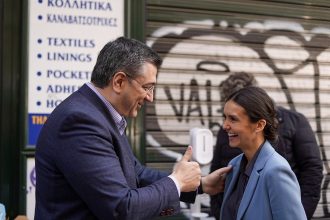 Στα γυρίσματα της ταινίας «The Bricklayer» ο Απόστολος Τζιτζικώστας