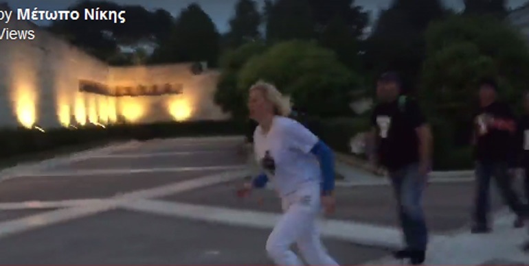 Η Ραχήλ Μακρή και μέλη του «Μετώπου Νίκης» αποπειράθηκαν να κάνουν «ντου» στη Βουλή με μπλουζάκια «Φρουρά φρουρά» - ΒΙΝΤΕΟ