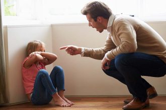 Γονείς: Η σκληρή διαπαιδαγώγηση πλήττει τον ψυχισμό του παιδιού