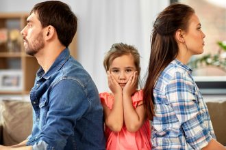 Διαζύγιο: Είναι η «μοίρα» των παιδιών με χωρισμένους γονείς; 5 τρόποι που μειώνουν τον κίνδυνο