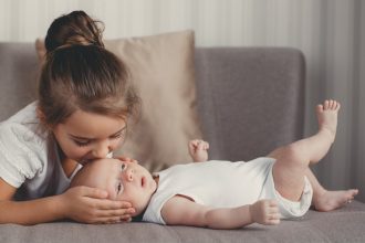 Μικρότερα αδέρφια: Ένας μεγάλος μπελάς ή ένα πλεονέκτημα; Έρευνα απαντά