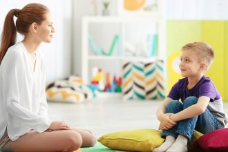 Φάσμα αυτισμού: Ποια παιδιά είναι πιο δύσκολο να διαγνωστούν με τη διαταραχή