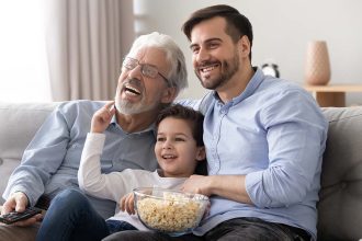 Τι αλλάζει στο μυαλό του παιδιού όταν βλέπουμε τηλεόραση μαζί του