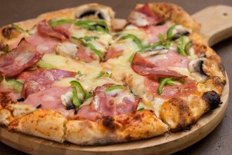 Γρήγορη πίτσα με ελάχιστα υλικά