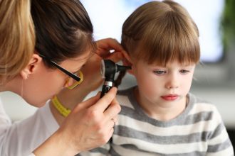 Γονείς: Τι να κάνετε όταν πονάει το αυτί του παιδιού