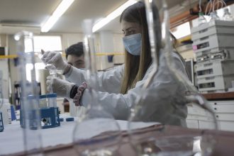 Κορονοϊός: 500 νέες εισαγωγές, 6 διασωληνώσεις και 14 θάνατοι